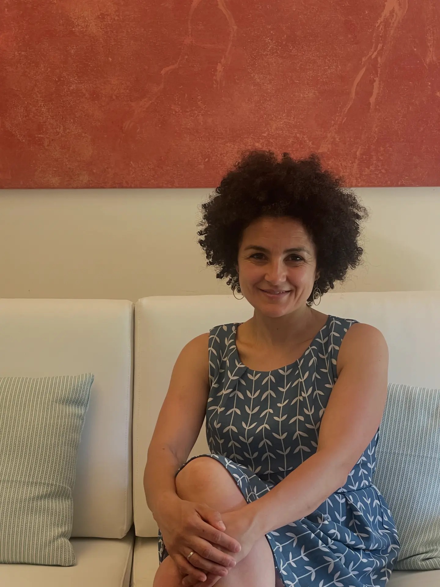 Ana Alonso, consultora y coach hotelera, sentada en un sofá